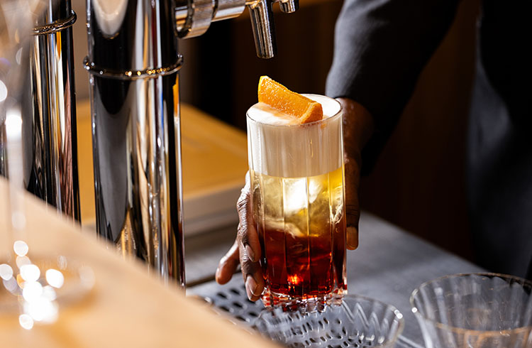 高さ123mに位置するスカイバーダイニング